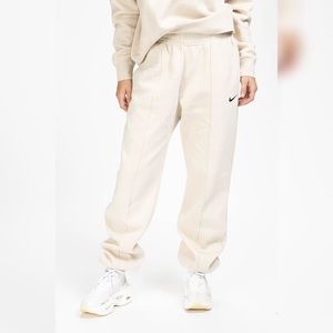Women’s loose fit beige NWT sweatpants